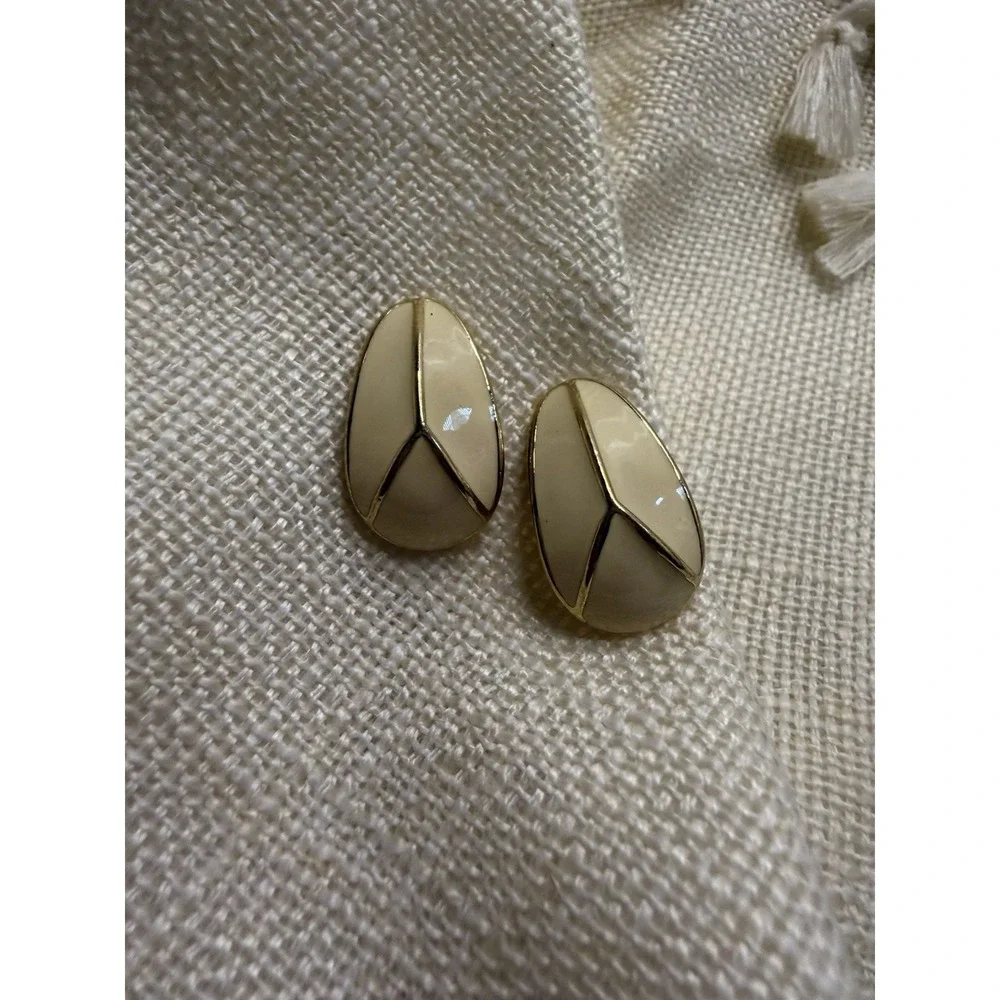Vintage Trifari Gold Tone Cream Enamel‎ Oval Stud Earrings Signed MCM Geometric
